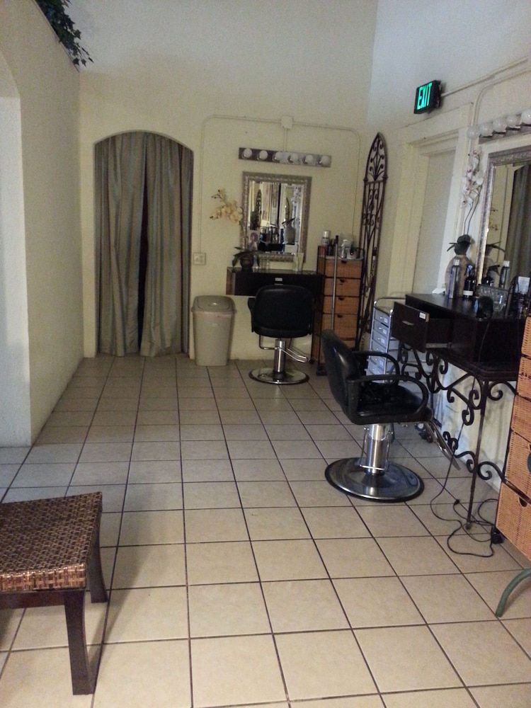 The Courtland Hotel and Day Spa 52/76