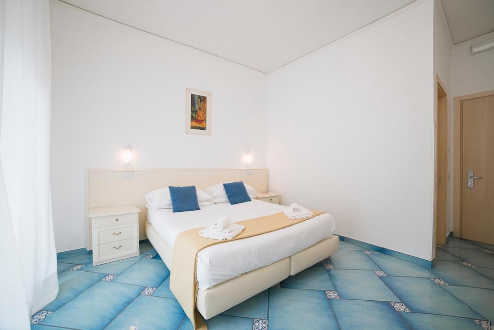 Hotel De Rosa 2/32