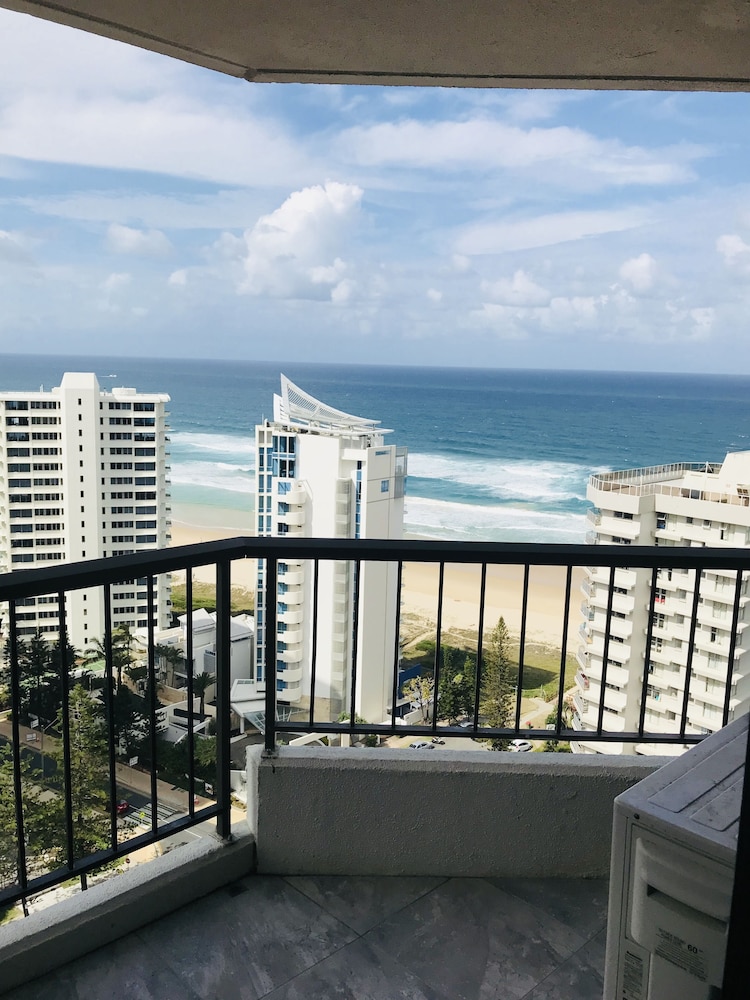 Surfers Century Oceanside Apartments 37/50