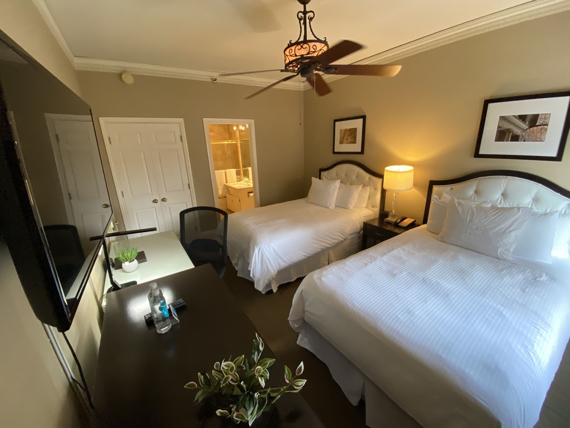 DELUXE, 2 DOUBLE BEDS