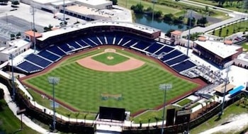 Express Inn & Suites - 5 Miles from St Petersburg Clearwater Airport 7/43