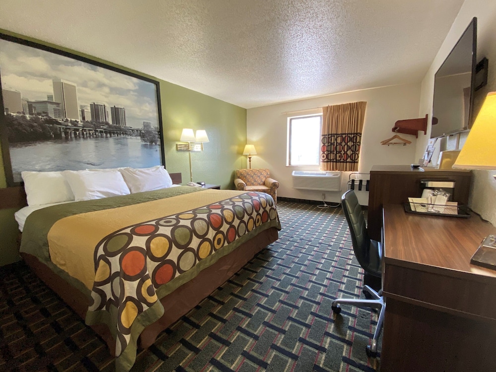 Super 8 by Wyndham Newport News/Jefferson Ave. 10/36