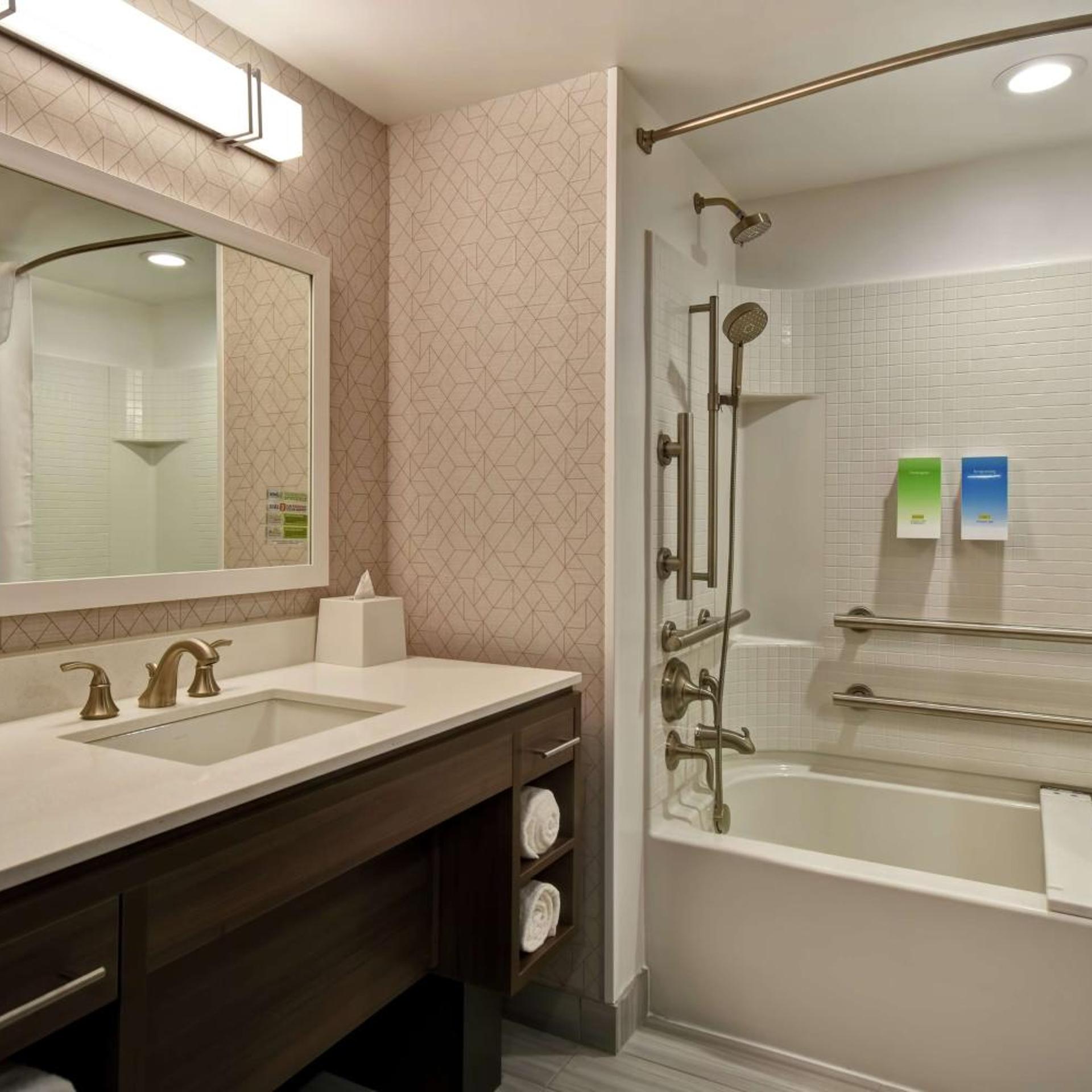 Suite, Queen Bed, Sofa, Accessible