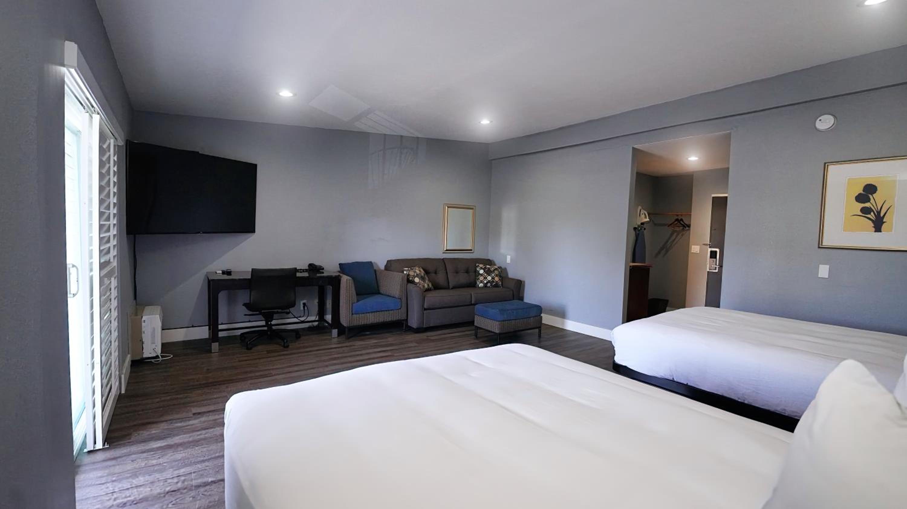 غرفة ثلاثية بشرفة، Seaside Inn & Suites 4/10
