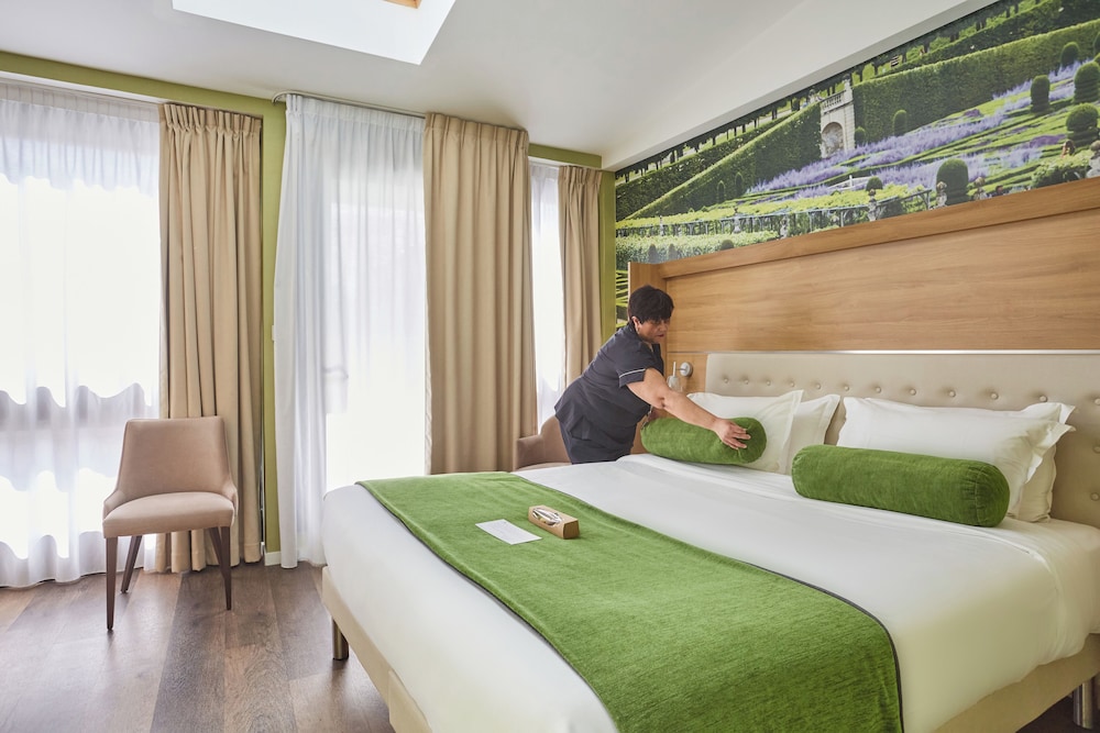 Suite, King Bed, Eiffel View