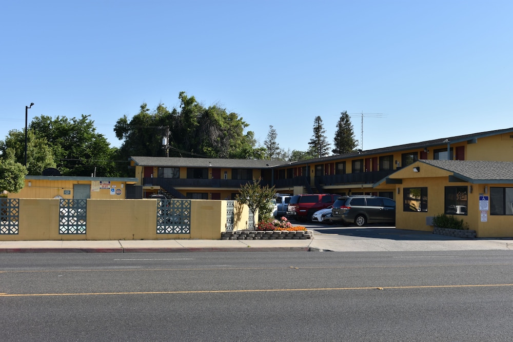 Apex Inn 47/51