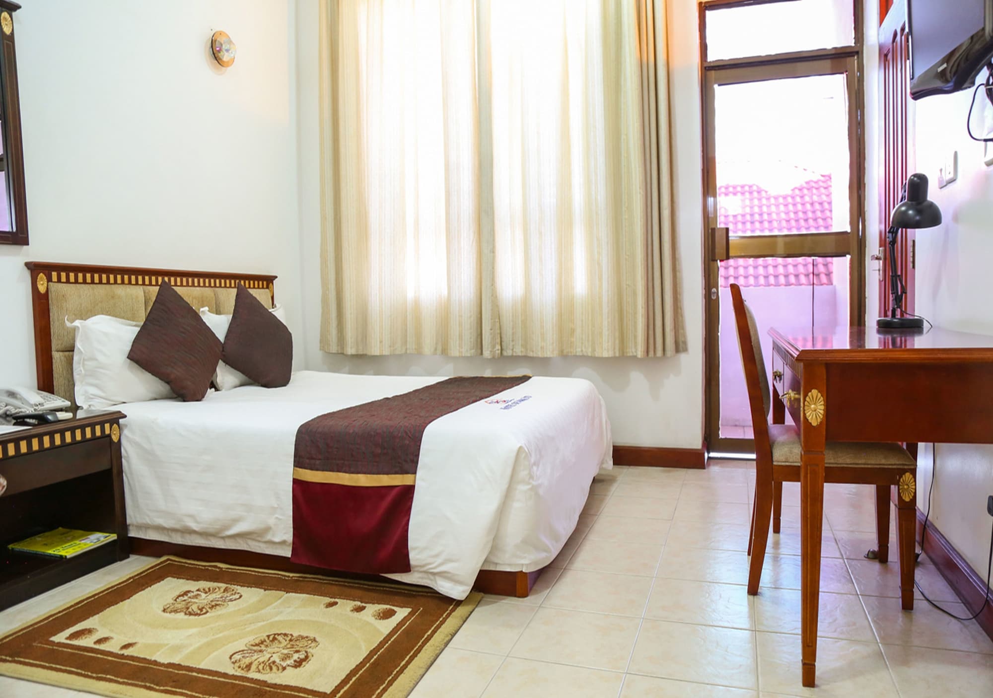 DELUXE, DOUBLE BED