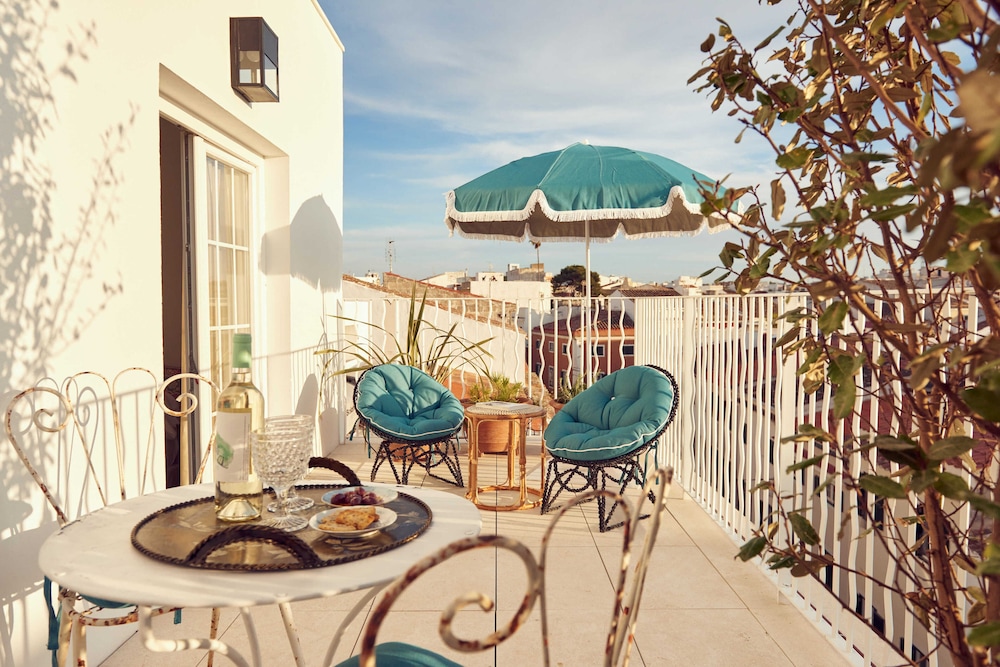 Cristine Bedfor Mahon Boutique Hotel 51/60
