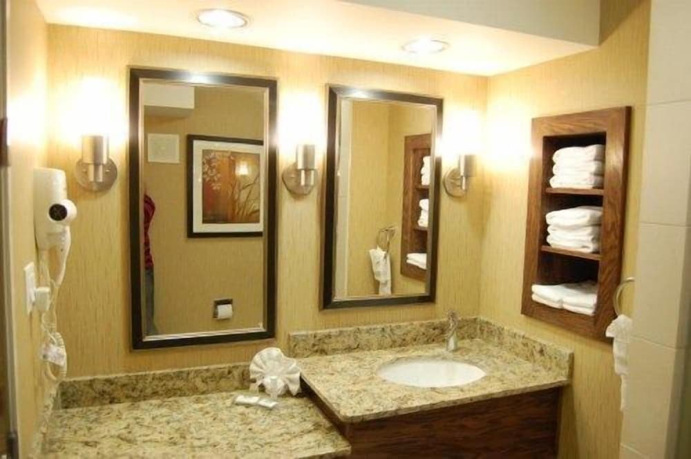 Family Suite, King and Twin Beds, Lux Hotel and Spa, Trademark Collection by Wyndham 2/2