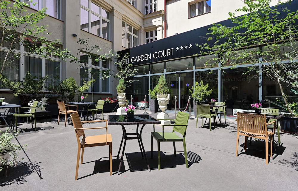Hotel Garden Court 56/72