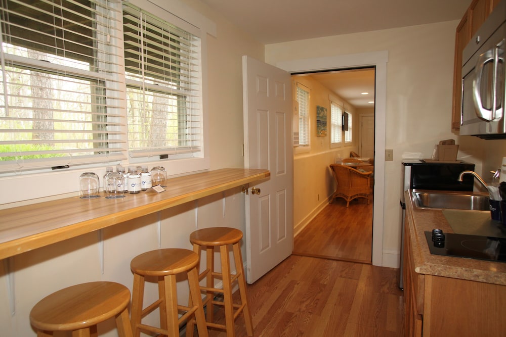 Glen Cove Inn and Suites 24/50