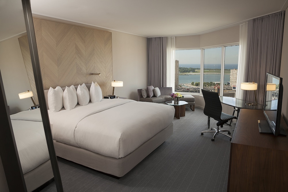 Classic, Queen Bed, Accessible, INTERCONTINENTAL TORONTO CENTRE 2/4