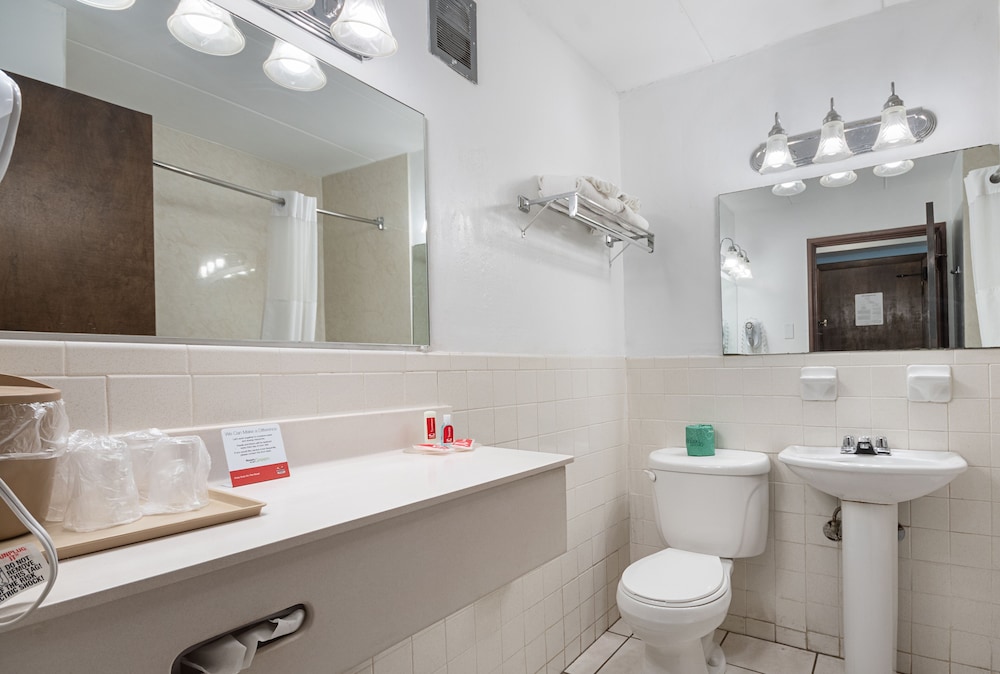 Econo Lodge Inn & Suites Windsor Locks Bradley Airport 19/25