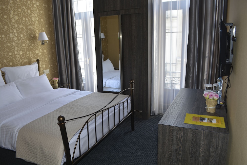 Redline Hotel 16/71