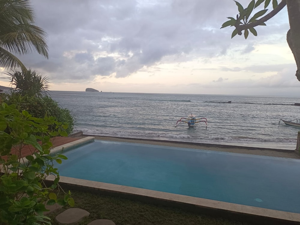 Utama Villas Beach Front Candidasa 28/38