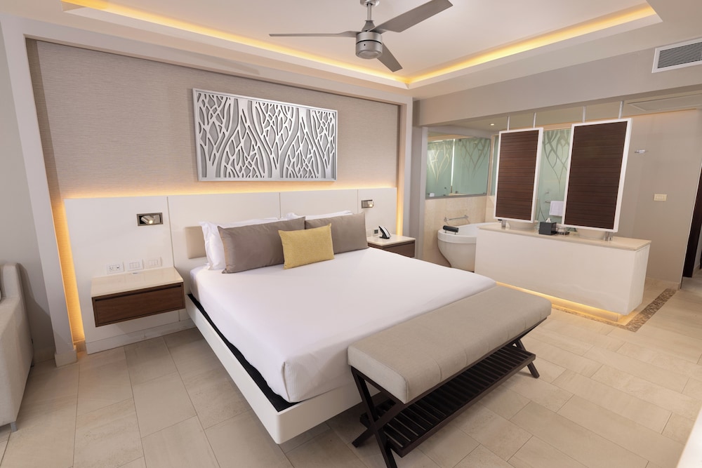 Swim Out, Junior Suite, Luxury, 2 Queen Beds, Sofa