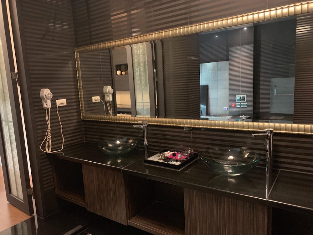 Leedon Motel 46/48