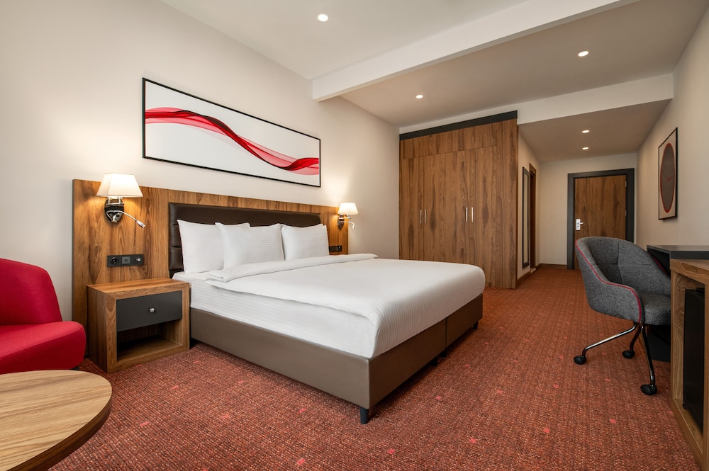 LUXURY, SUITE, KING BED, CORNER, SMOKING