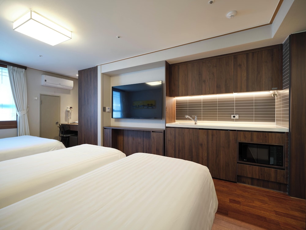 Western Co-op Hotel and Residence 28/62