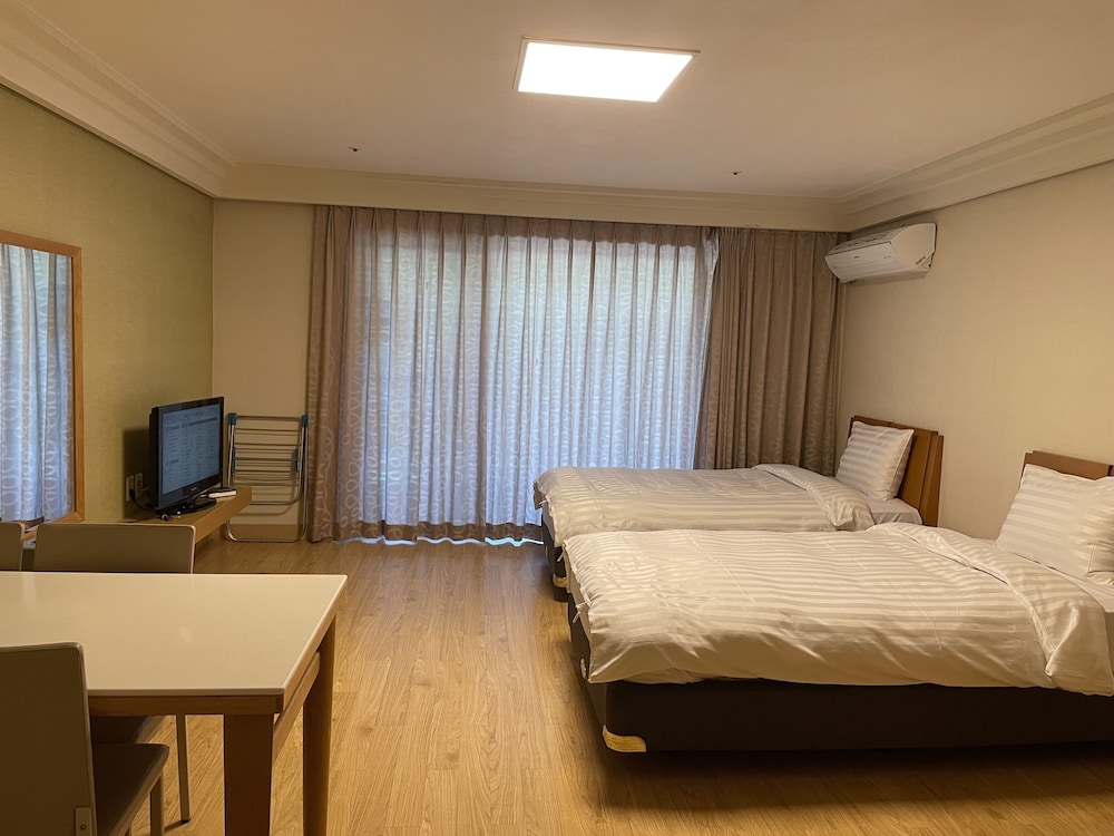 Family, Twin Beds, Kitchen, Soneste Tower