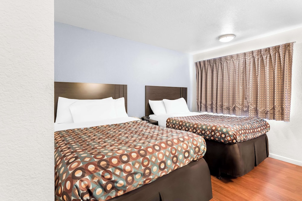 Room, 2 Double Beds, Smoking 3/10