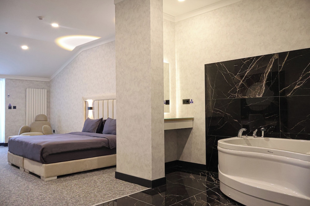 HOME PLUS Hotel & SEYHLI 39/42