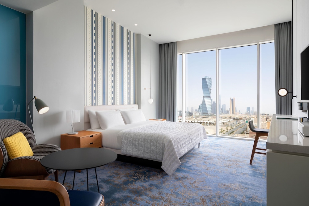 DELUXE, KING BED