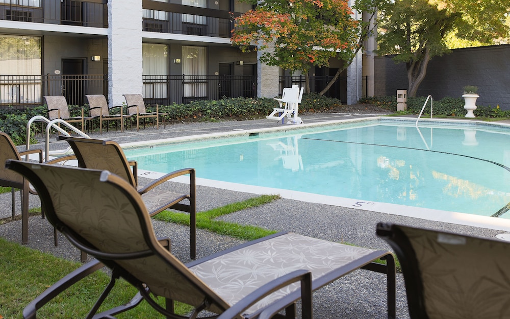 Hotel 116 Coast Bellevue Hotel 37/67