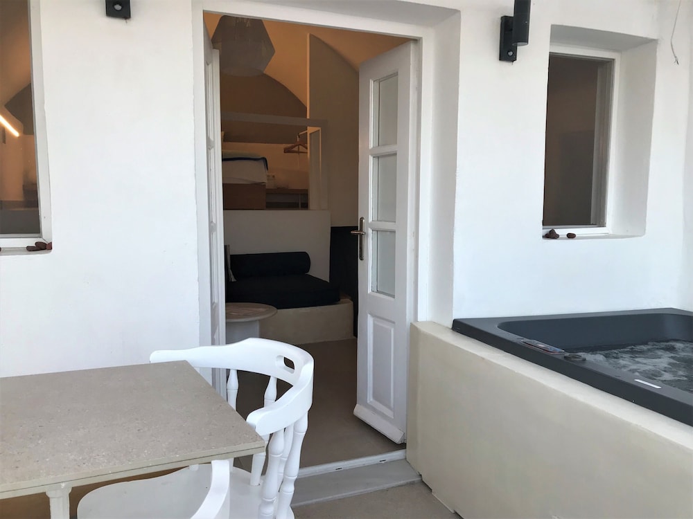 Muses Cycladic Suites 79/80