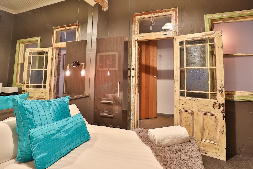 INDULGE APARTMENTS - EIGHTH STREET 6/16