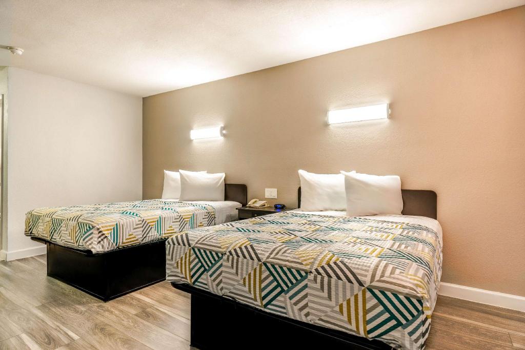 2 FULL BEDS SMOKING
