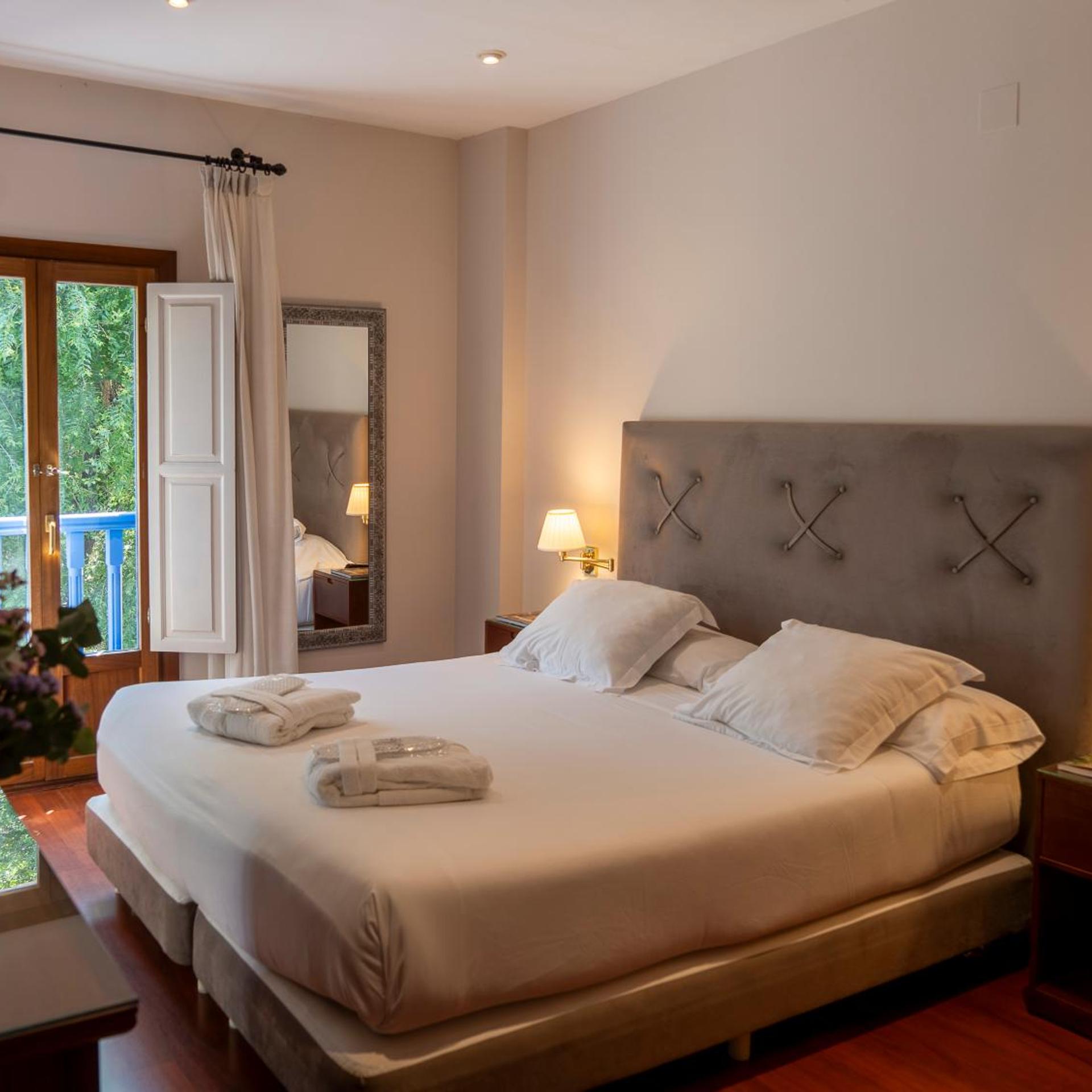 Room, Double Bed, City and Castle View