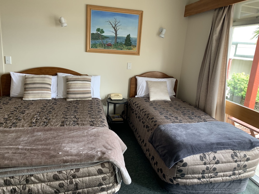 MANAPOURI LAKEVIEW MOTOR INN 12/69