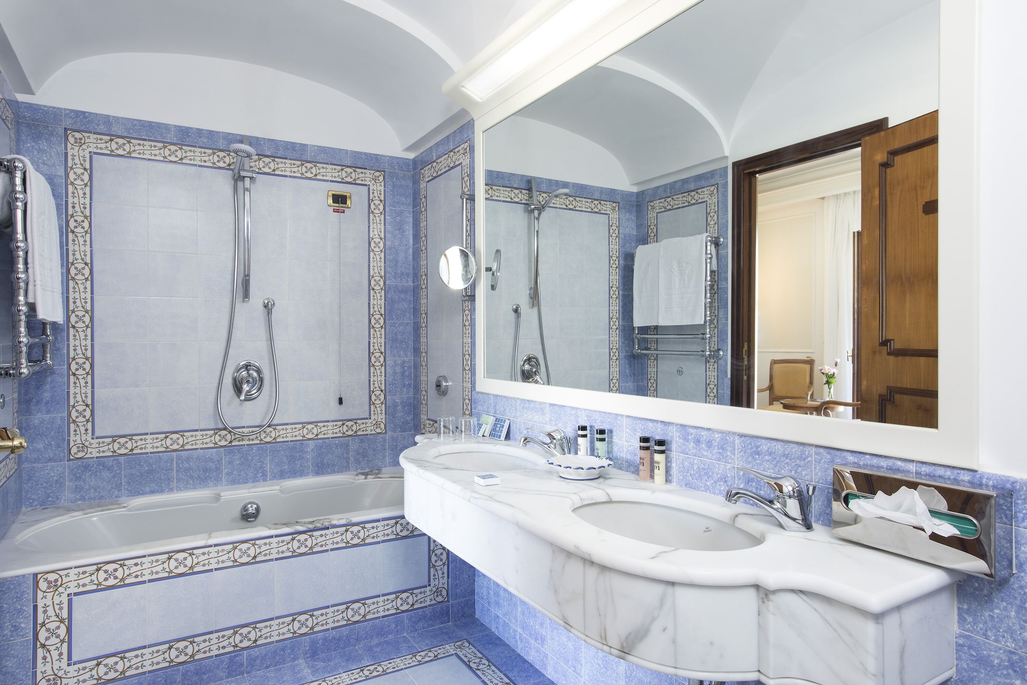 COMFORT, DOUBLE OR TWIN BED, PARTIAL SEA VIEW, TERRACE