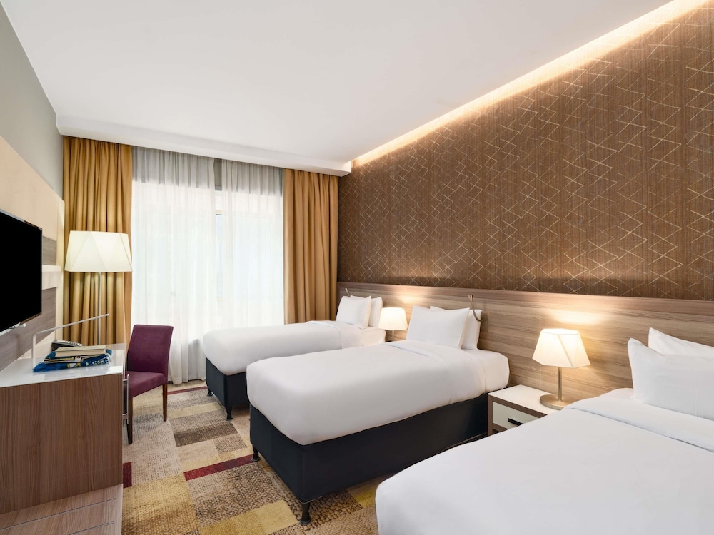 غرفة كلاسيكية ثلاثية بسرير مزدوج وسريرين منفصلين، Mercure Makkah Aziziah 2/6