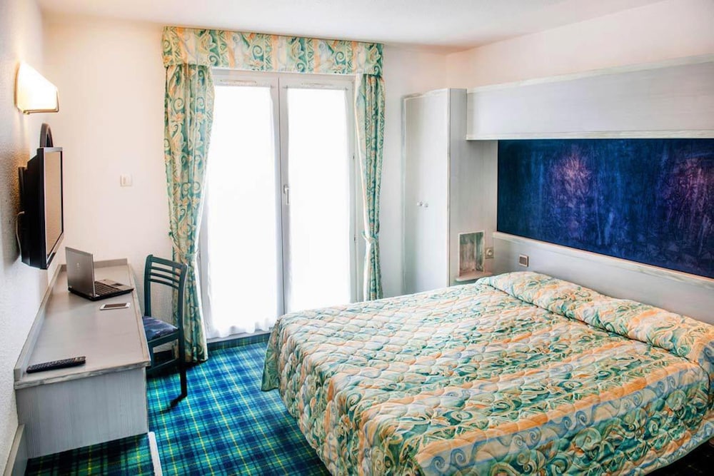 Hotel Christ Roi 9/64