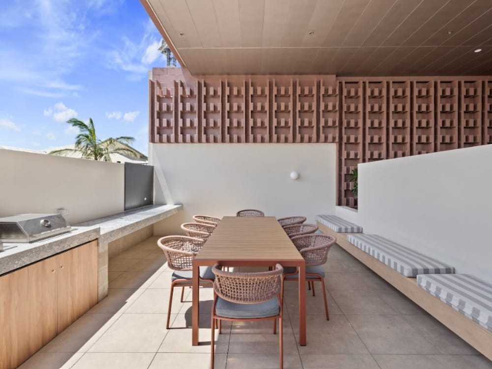 Yves Mermaid Beach Apartments by CLLIX 24/50