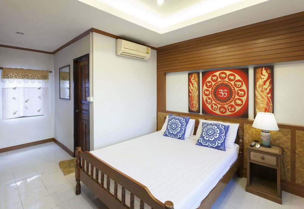 STANDARD, TRIPLE, QUEEN BED