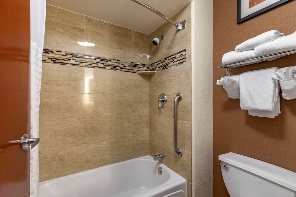 Comfort Suites At Evergreen Parkway 9/48