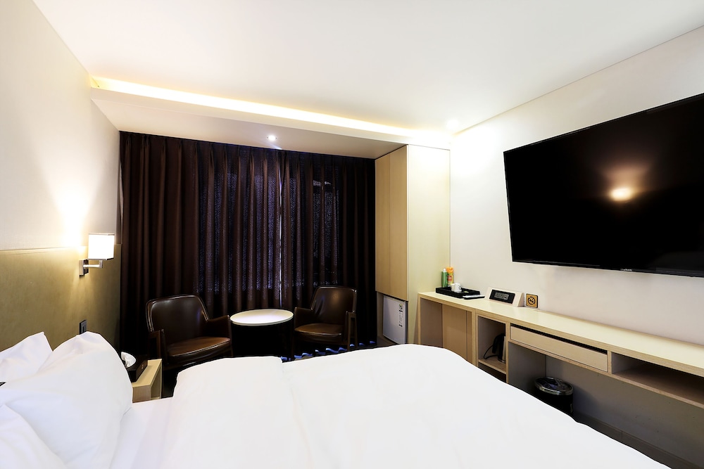 CS Avenue Hotel 6/75