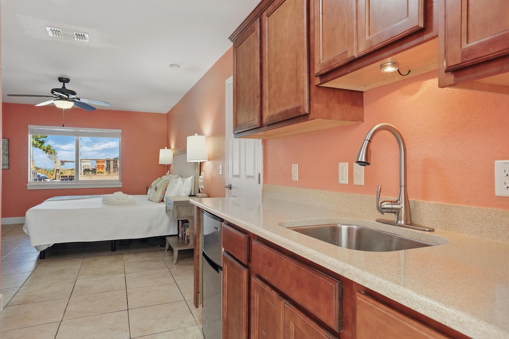 كوخ رئاسي بسريرين منفصلين وسريرين كينج مع أريكة، Coco Sands Beachside Cottages 9/10