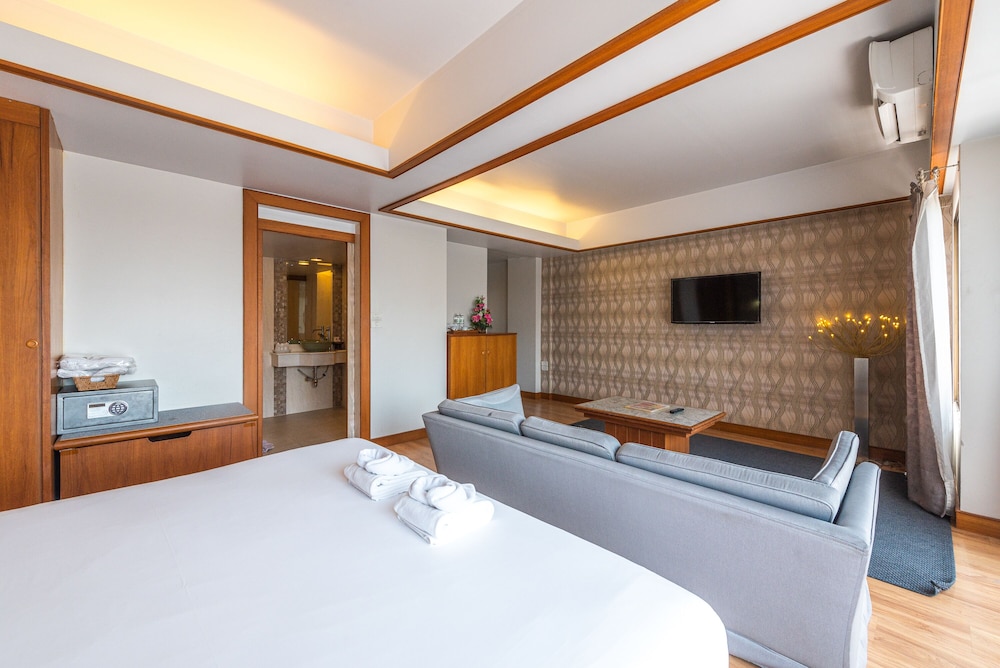 Nonthaburi Palace Hotel 15/66
