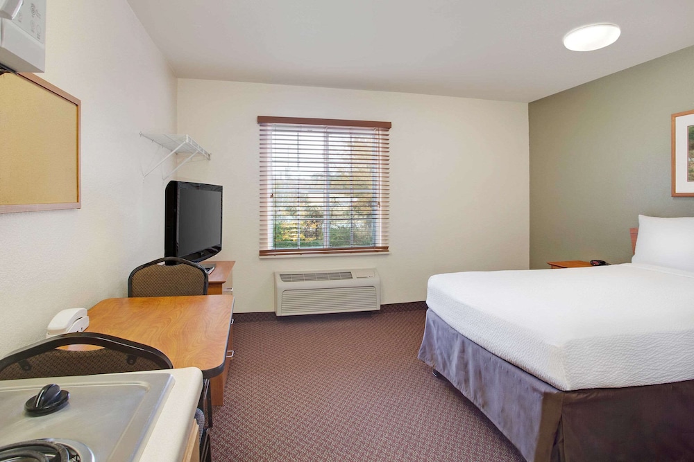SUITE, QUEEN BED, SMOKING, ACCESSIBLE