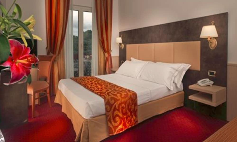 Pinewood Hotel Rome 35/70