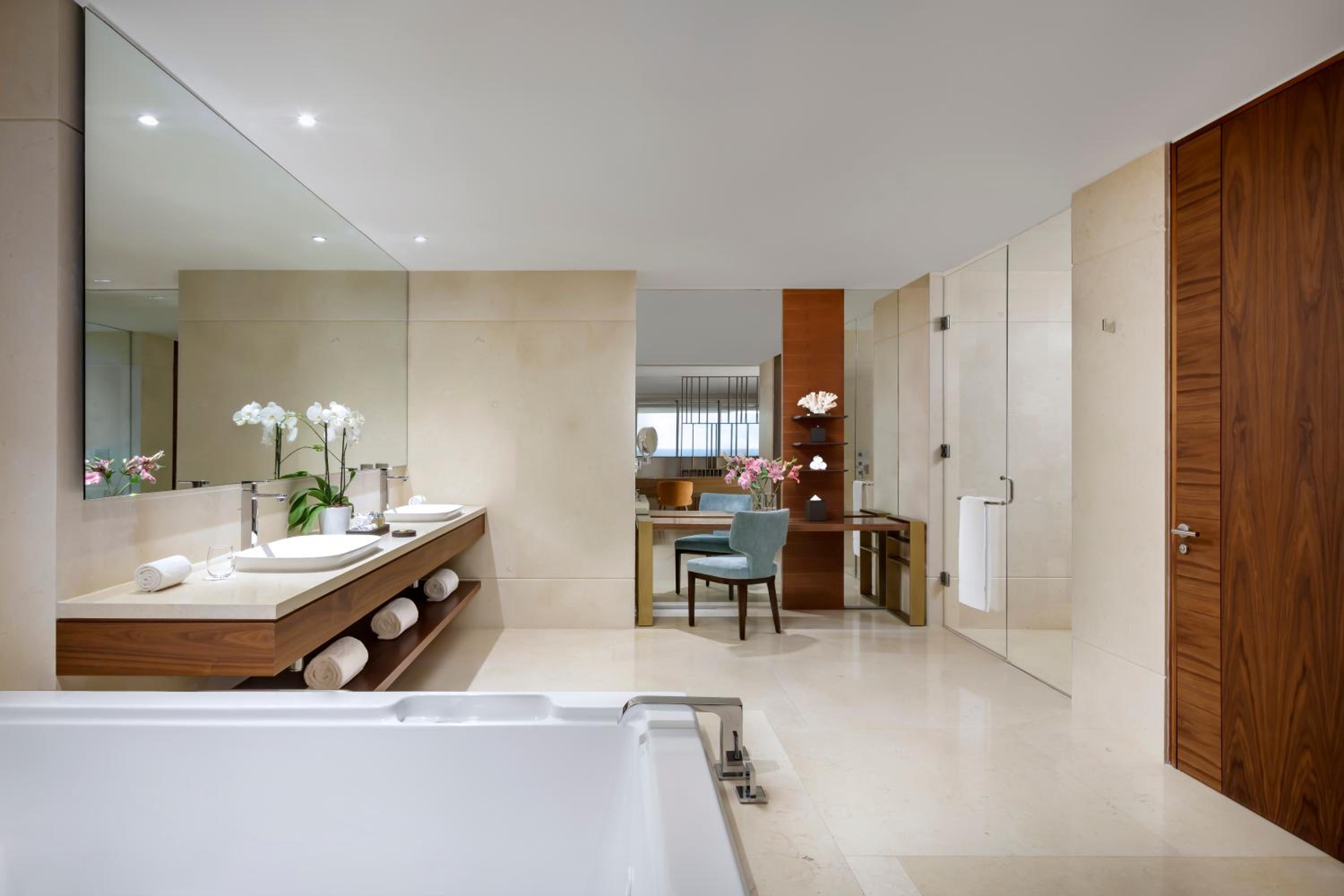 Grand Class Corner Suite W