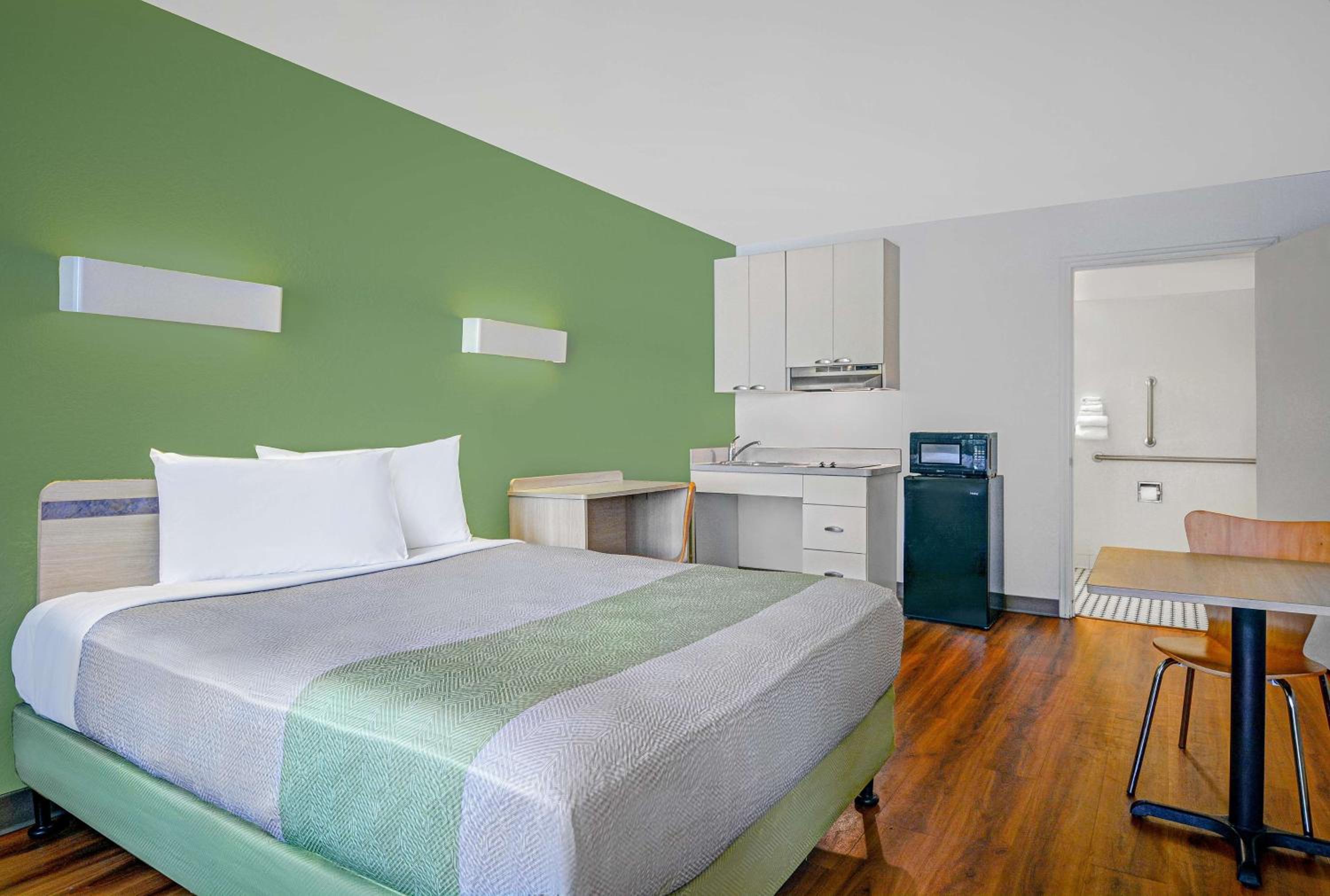 Room, Queen Bed, Accessible