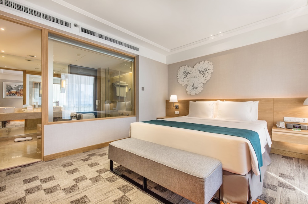 1 Bedroom, Suite, King Bed, Living Area, Bathtub, Smoking