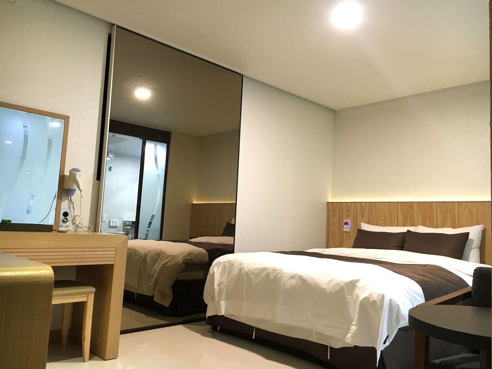 ROOM, DOUBLE BED