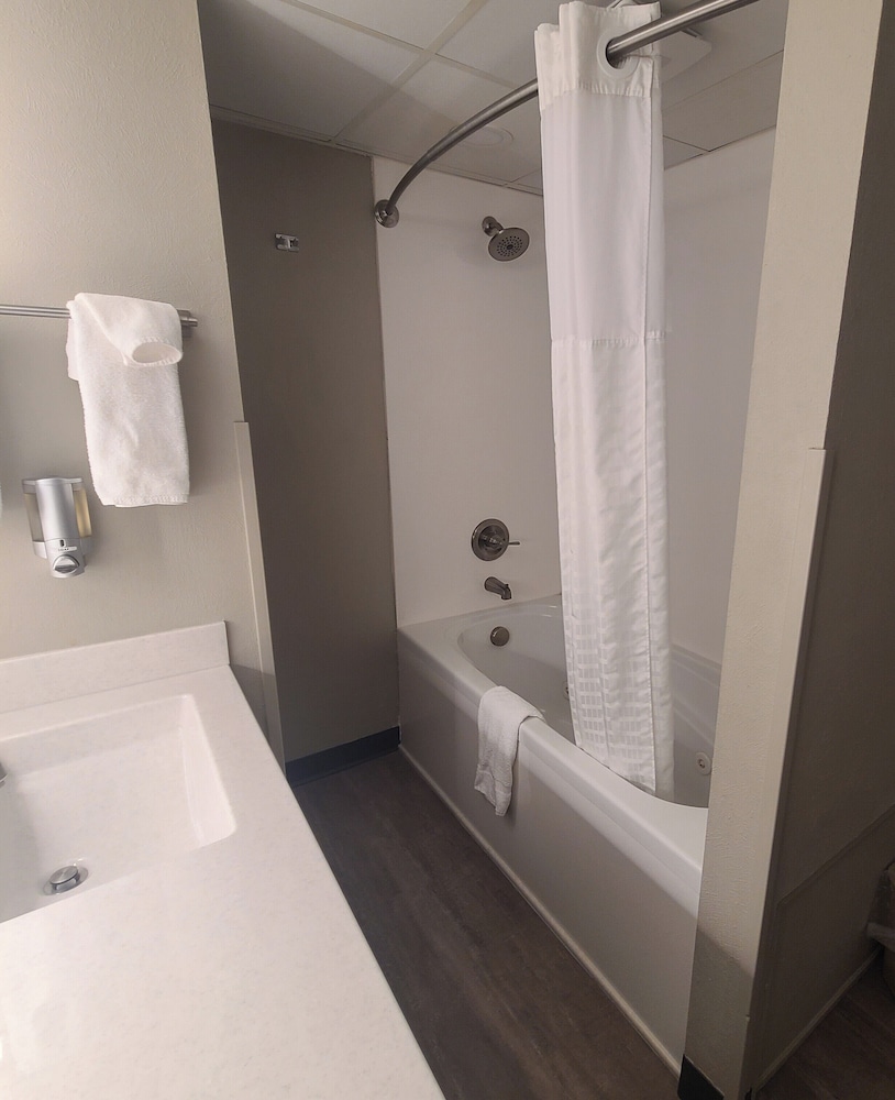 Super 8 by Wyndham Lamar 44/46
