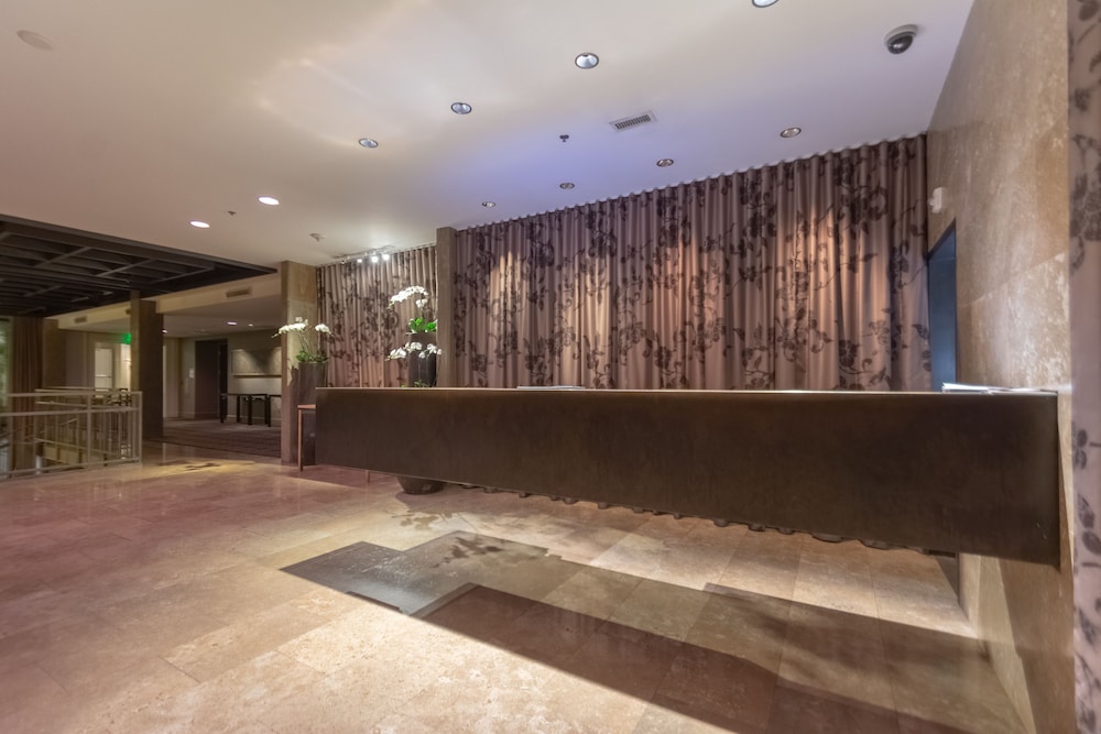 Proximity Hotel 8/71